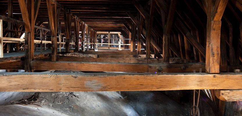 notre-dame19-inside-roof-mast1441-1-832x400.jpg